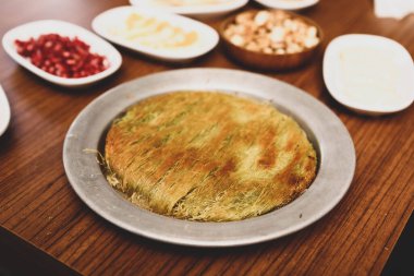 Türk tatlısı, kunafa, kaday fıstığı tozu ve peynirli sıcak yenilen tatlı