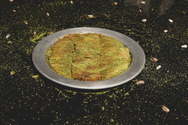 Türk tatlısı, kunafa, kaday fıstığı tozu ve peynirli sıcak yenilen tatlı