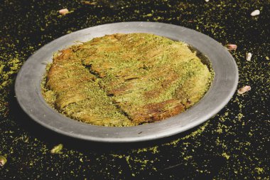 Türk tatlısı, kunafa, kaday fıstığı tozu ve peynirli sıcak yenilen tatlı