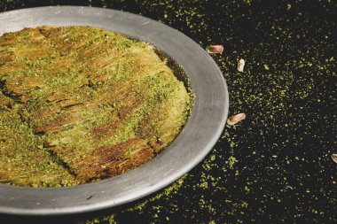 Türk tatlısı, kunafa, kaday fıstığı tozu ve peynirli sıcak yenilen tatlı