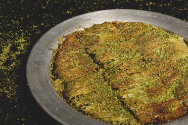 Türk tatlısı, kunafa, kaday fıstığı tozu ve peynirli sıcak yenilen tatlı