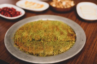 Türk tatlısı, kunafa, kaday fıstığı tozu ve peynirli sıcak yenilen tatlı