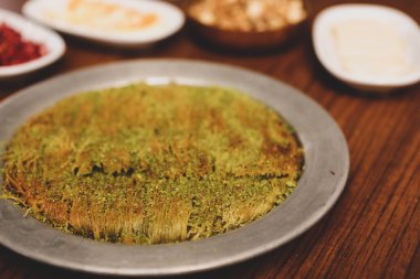 Türk tatlısı, kunafa, kaday fıstığı tozu ve peynirli sıcak yenilen tatlı