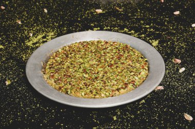 Türk tatlısı, kunafa, kaday fıstığı tozu ve peynirli sıcak yenilen tatlı