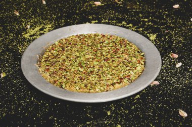 Türk tatlısı, kunafa, kaday fıstığı tozu ve peynirli sıcak yenilen tatlı