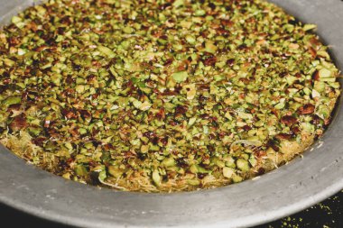 Türk tatlısı, kunafa, kaday fıstığı tozu ve peynirli sıcak yenilen tatlı