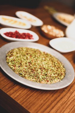 Türk tatlısı, kunafa, kaday fıstığı tozu ve peynirli sıcak yenilen tatlı