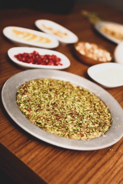 Türk tatlısı, kunafa, kaday fıstığı tozu ve peynirli sıcak yenilen tatlı