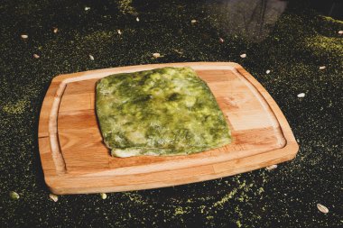 Türk tatlısı, kunafa, kaday fıstığı tozu ve peynirli sıcak yenilen tatlı