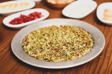 Türk tatlısı, kunafa, kaday fıstığı tozu ve peynirli sıcak yenilen tatlı