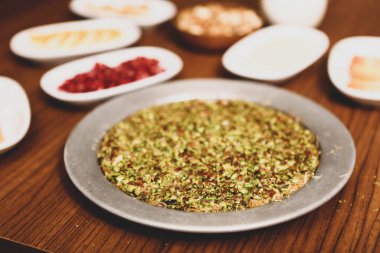 Türk tatlısı, kunafa, kaday fıstığı tozu ve peynirli sıcak yenilen tatlı