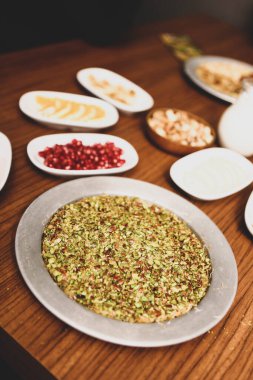 Türk tatlısı, kunafa, kaday fıstığı tozu ve peynirli sıcak yenilen tatlı