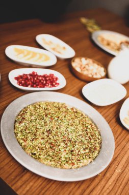 Türk tatlısı, kunafa, kaday fıstığı tozu ve peynirli sıcak yenilen tatlı