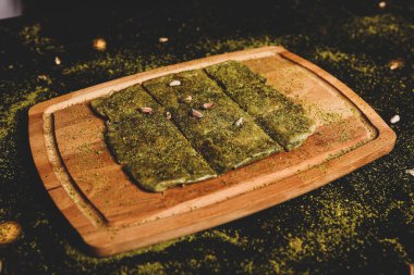 Türk tatlısı, kunafa, kaday fıstığı tozu ve peynirli sıcak yenilen tatlı