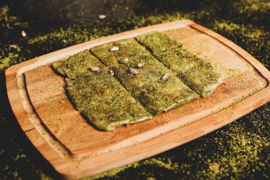 Türk tatlısı, kunafa, kaday fıstığı tozu ve peynirli sıcak yenilen tatlı