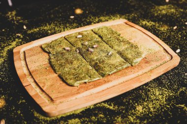 Türk tatlısı, kunafa, kaday fıstığı tozu ve peynirli sıcak yenilen tatlı