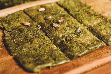 Türk tatlısı, kunafa, kaday fıstığı tozu ve peynirli sıcak yenilen tatlı