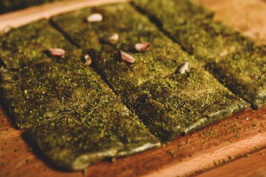 Türk tatlısı, kunafa, kaday fıstığı tozu ve peynirli sıcak yenilen tatlı