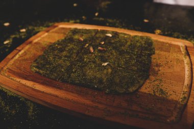 Türk tatlısı, kunafa, kaday fıstığı tozu ve peynirli sıcak yenilen tatlı