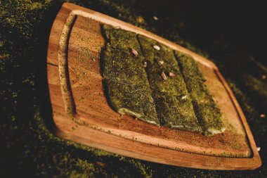 Türk tatlısı, kunafa, kaday fıstığı tozu ve peynirli sıcak yenilen tatlı