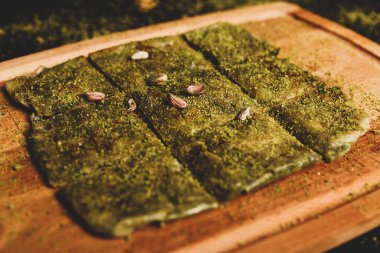 Türk tatlısı, kunafa, kaday fıstığı tozu ve peynirli sıcak yenilen tatlı