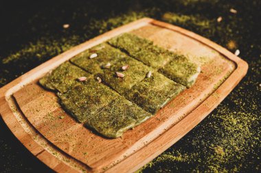 Türk tatlısı, kunafa, kaday fıstığı tozu ve peynirli sıcak yenilen tatlı