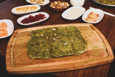 Türk tatlısı, kunafa, kaday fıstığı tozu ve peynirli sıcak yenilen tatlı