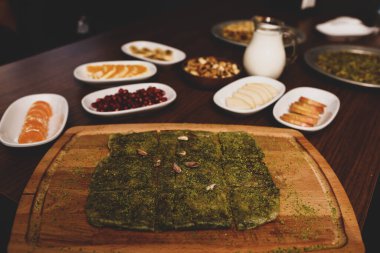 Türk tatlısı, kunafa, kaday fıstığı tozu ve peynirli sıcak yenilen tatlı