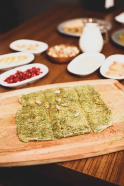 Türk tatlısı, kunafa, kaday fıstığı tozu ve peynirli sıcak yenilen tatlı