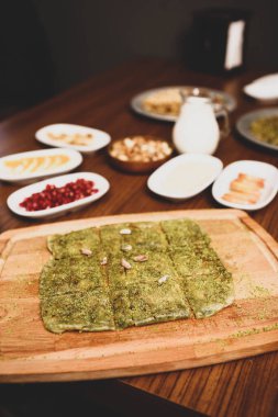 Türk tatlısı, kunafa, kaday fıstığı tozu ve peynirli sıcak yenilen tatlı