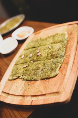 Türk tatlısı, kunafa, kaday fıstığı tozu ve peynirli sıcak yenilen tatlı