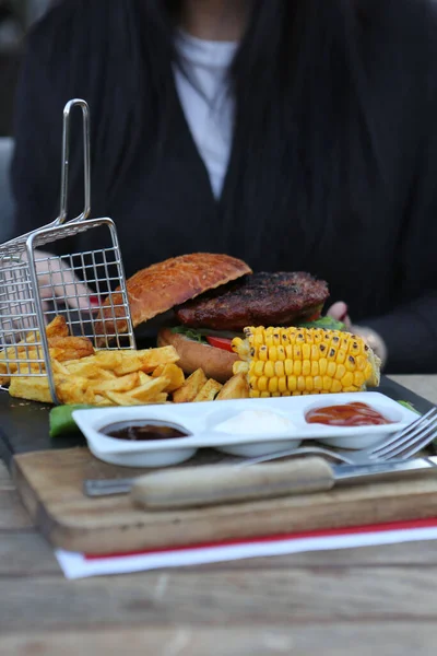 Hemlagad Hamburgare Med Färska Grönsaker — Stockfoto