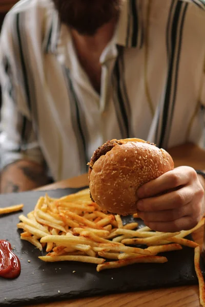 Hamburguesa Casera Con Verduras Frescas —  Fotos de Stock