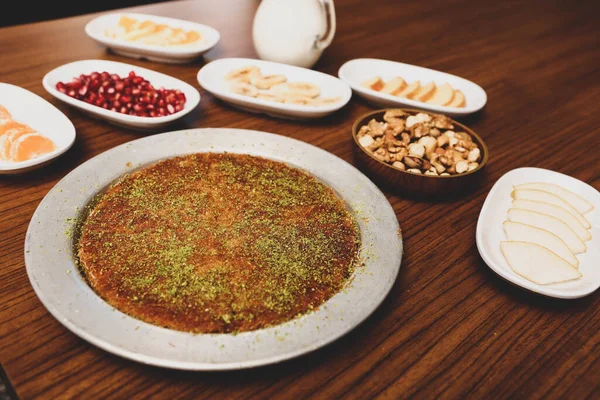 Turks Dessert Kunefe Kunafa Kadayif Met Pistache Poeder Kaas Heet — Stockfoto