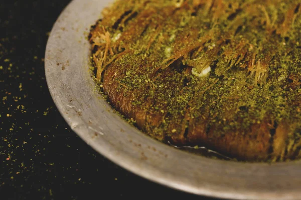 Türk Tatlısı Kunafa Kaday Fıstığı Tozu Peynirli Sıcak Yenilen Tatlı — Stok fotoğraf
