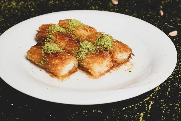 Türkisches Dessert Kunefe Kunafa Kadayif Mit Pistazienpulver Und Käse Heiß — Stockfoto