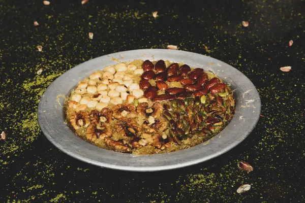 Türk tatlısı, kunafa, kaday fıstığı tozu ve peynirli sıcak yenilen tatlı