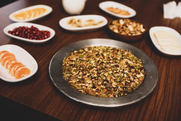 Türk tatlısı, kunafa, kaday fıstığı tozu ve peynirli sıcak yenilen tatlı