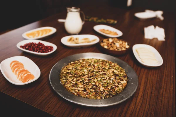 Türk tatlısı, kunafa, kaday fıstığı tozu ve peynirli sıcak yenilen tatlı