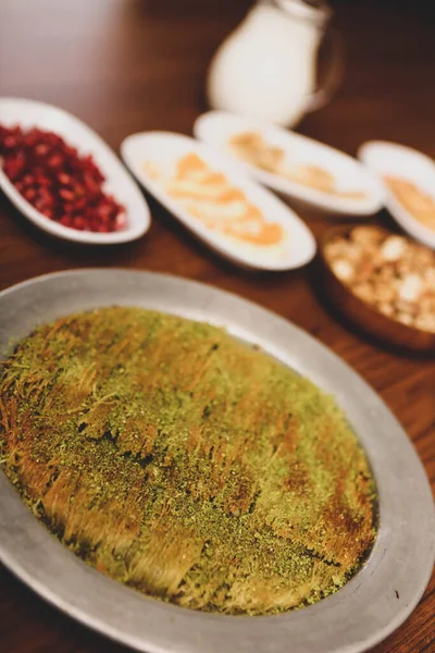 トルコのデザート クナファ ピスタチオパウダーとチーズホットとカダイフは甘い食べました — ストック写真