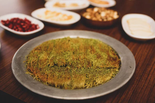 Turks Dessert Kunefe Kunafa Kadayif Met Pistache Poeder Kaas Heet — Stockfoto