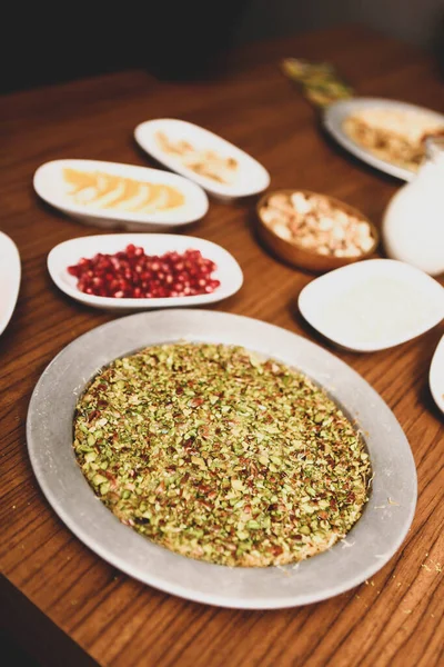 Türk tatlısı, kunafa, kaday fıstığı tozu ve peynirli sıcak yenilen tatlı