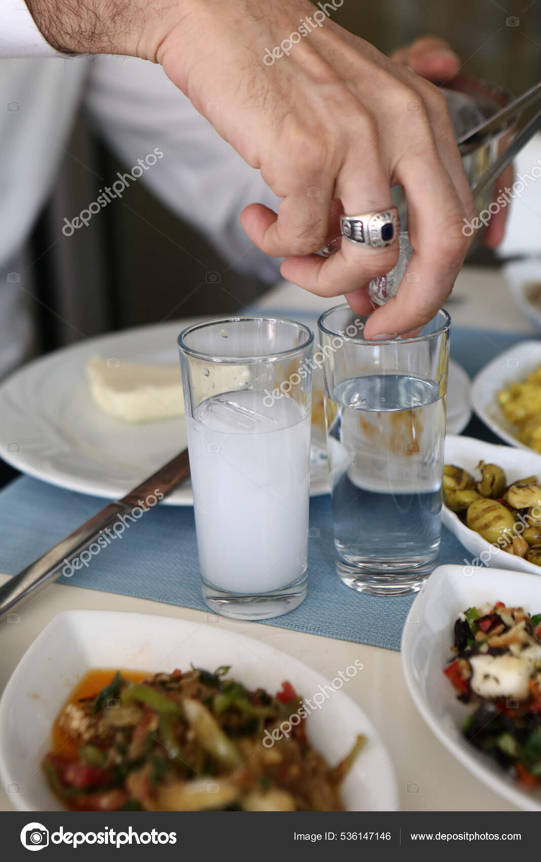 Table Manger Traditionnelle Turque Grecque Avec Boissons Alcoolisées  Spéciales Raki image libre de droit par utkudemirsoy © #536147146