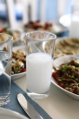 Özel Alkollü İçkili Rakılı Türk ve Yunan Geleneksel Yemek Masası. Uzo ve Türk Rakısı, Türkiye, Yunanistan, Kıbrıs ve Lübnan'da yaygın olarak tüketilen kuru anason aromalı bir aperatiftir.