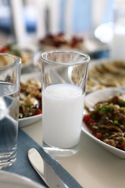 Özel Alkollü İçkili Rakılı Türk ve Yunan Geleneksel Yemek Masası. Uzo ve Türk Rakısı, Türkiye, Yunanistan, Kıbrıs ve Lübnan'da yaygın olarak tüketilen kuru anason aromalı bir aperatiftir.