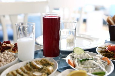 Özel Alkollü İçkili Rakılı Türk ve Yunan Geleneksel Yemek Masası. Uzo ve Türk Rakısı, Türkiye, Yunanistan, Kıbrıs ve Lübnan'da yaygın olarak tüketilen kuru anason aromalı bir aperatiftir.