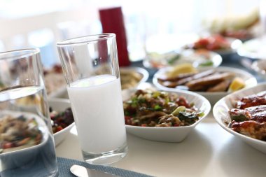 Özel Alkollü İçkili Rakılı Türk ve Yunan Geleneksel Yemek Masası. Uzo ve Türk Rakısı, Türkiye, Yunanistan, Kıbrıs ve Lübnan'da yaygın olarak tüketilen kuru anason aromalı bir aperatiftir.