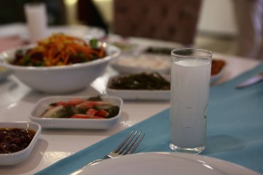 Özel Alkollü İçkili Rakılı Türk ve Yunan Geleneksel Yemek Masası. Uzo ve Türk Rakısı, Türkiye, Yunanistan, Kıbrıs ve Lübnan'da yaygın olarak tüketilen kuru anason aromalı bir aperatiftir.