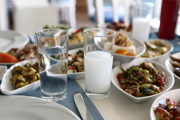 Özel Alkollü İçkili Rakılı Türk ve Yunan Geleneksel Yemek Masası. Uzo ve Türk Rakısı, Türkiye, Yunanistan, Kıbrıs ve Lübnan'da yaygın olarak tüketilen kuru anason aromalı bir aperatiftir.