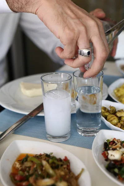 Mesa Comedor Tradicional Turca Griega Con Bebida Alcohólica Especial Raki —  Fotos de Stock